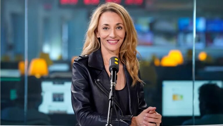 Laurie Delhostal : Parcours, passion et voix du sport français Laurie Delhostal