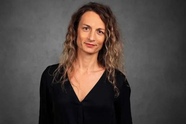 Roxane Fam – Une étoile discrète au parcours prometteur Roxane Fam